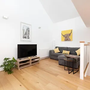Modern 3-storey 3-bedroom Apartment