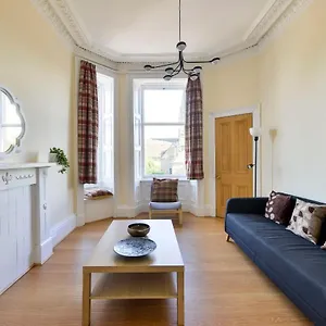 Guestready - Enchanting 2 Bedroom Flat Near Edinburgh's Old Town Apartment