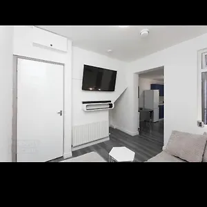 https://house-queens-university.belfasthotelsireland.com