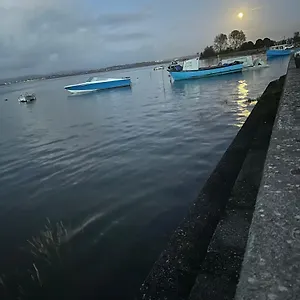 https://waters-edge-penclawdd.cardiffhotelswales.com